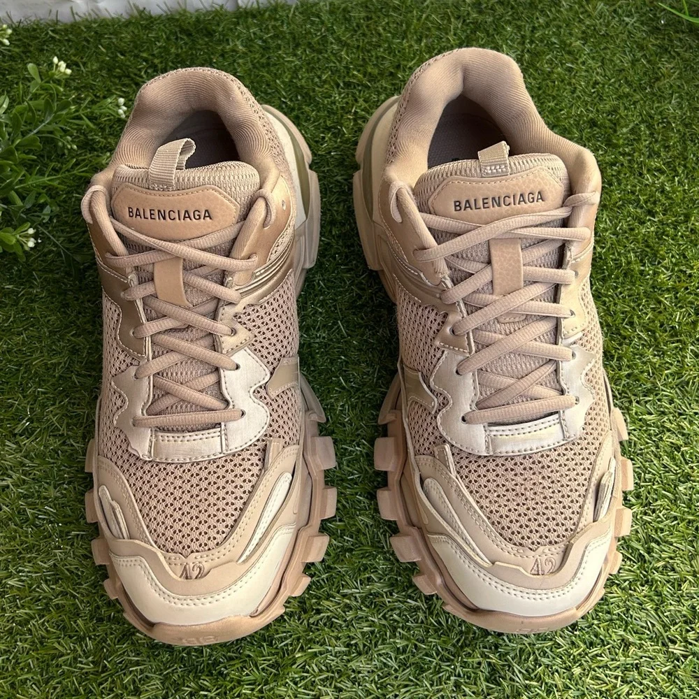 BALENCIAGA
Track.3 Sneakers - Balenciaga - Beige Mix
$1,025 Sz 42 men 9 women 12 - Picture 14 of 17